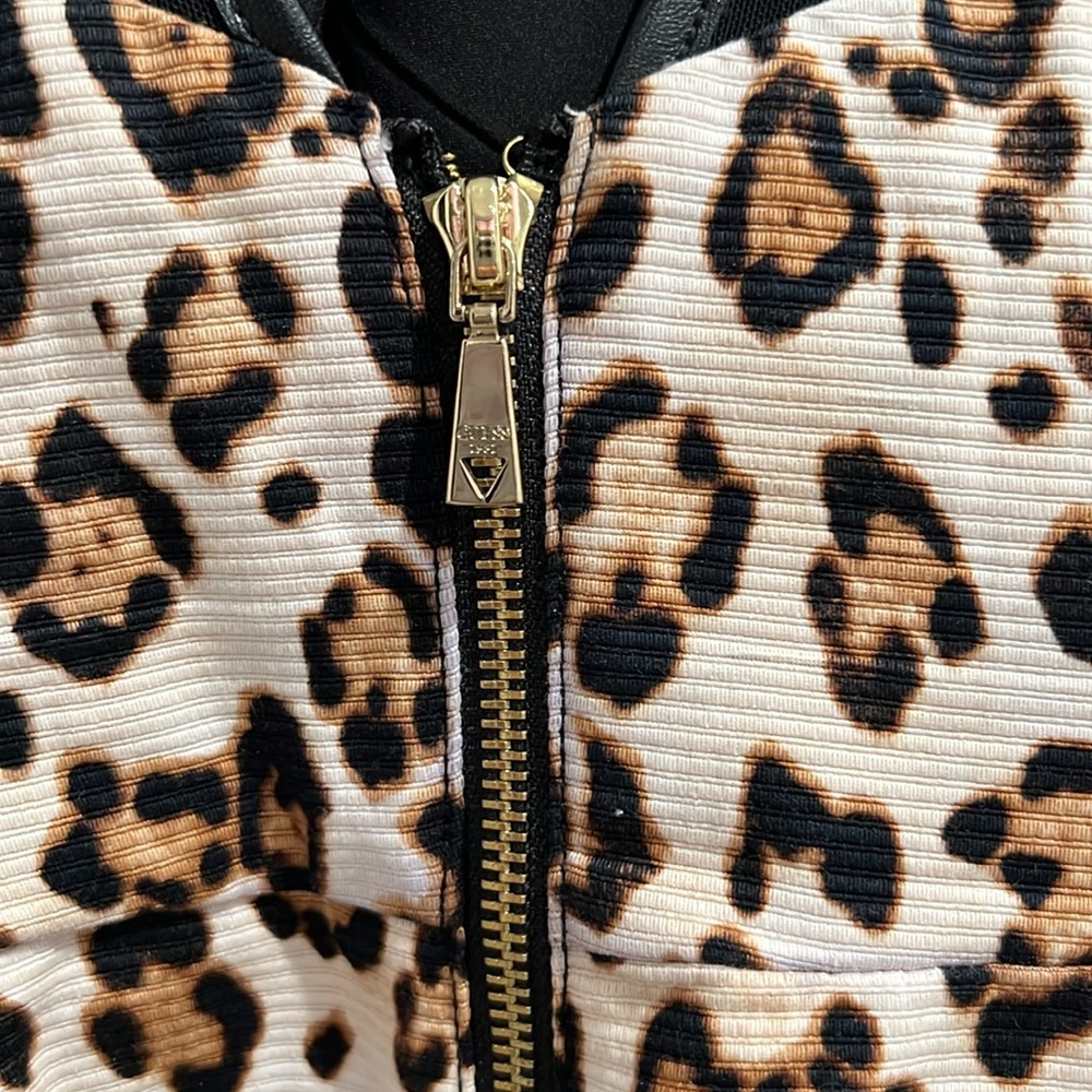 Guess Animal-print Leopard Illusion - Picture 5 of 9